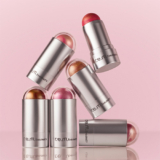r.e.m. beauty mélange à trois blush & highlight stick – jetzt in Deutschland erhältlich